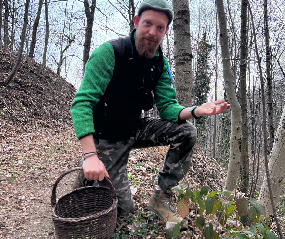 Massimo Sella raccoglie erbe selvatiche a Valli del Pasubio