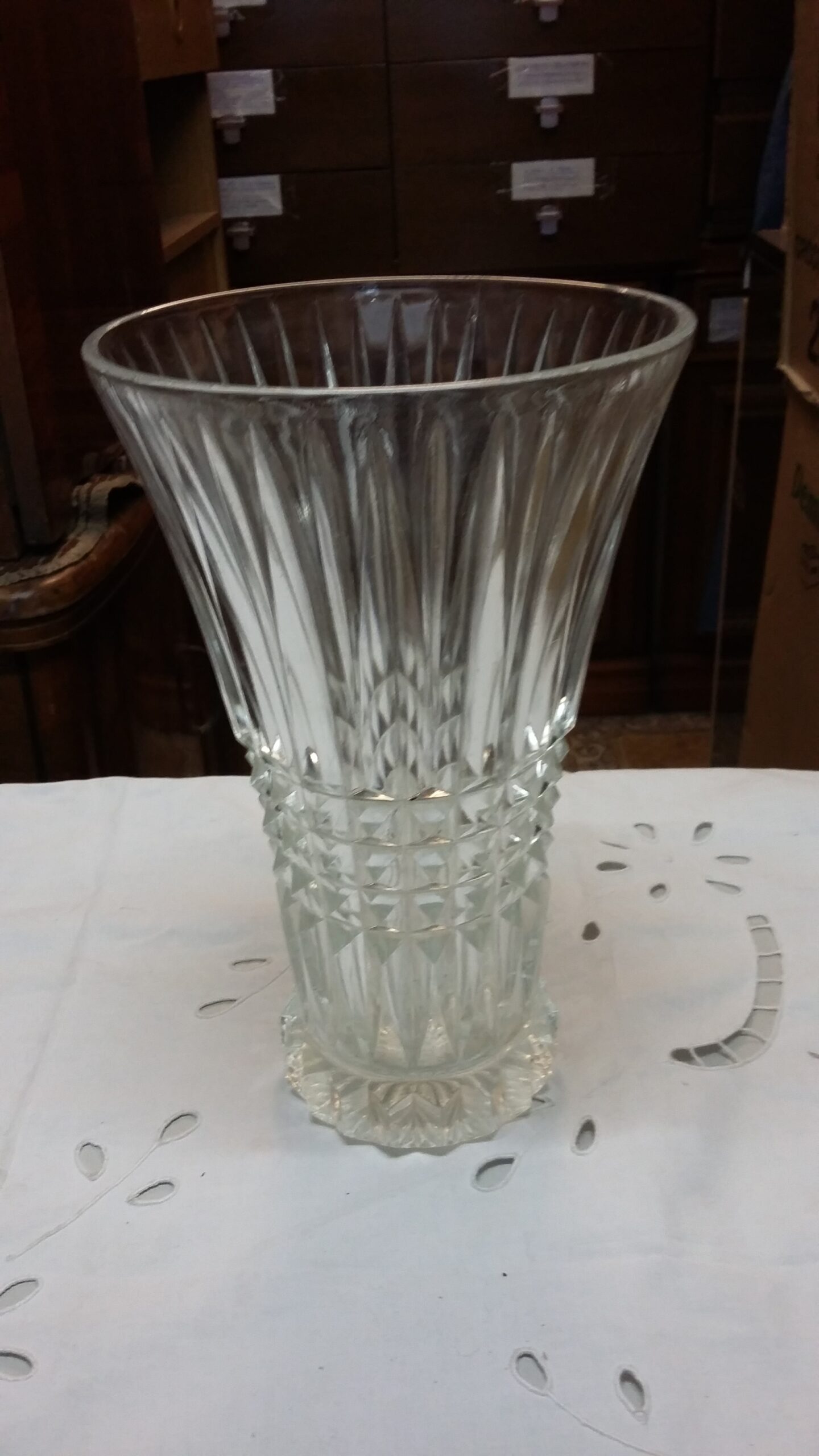 Bellissimo vaso da fiori in vetro stilizzato – Vintage