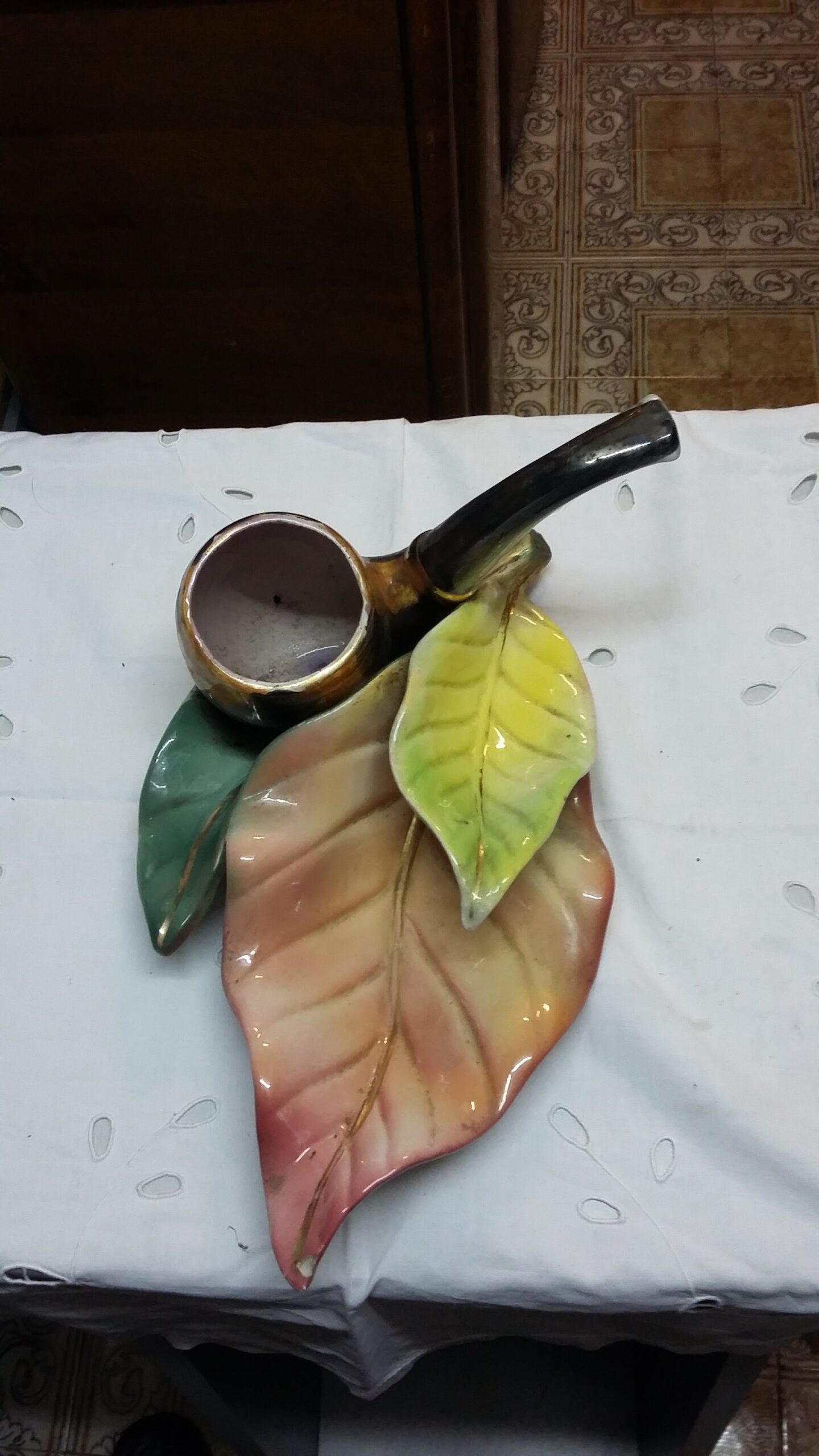 Grande pipa su foglie, in ceramica – Vintage