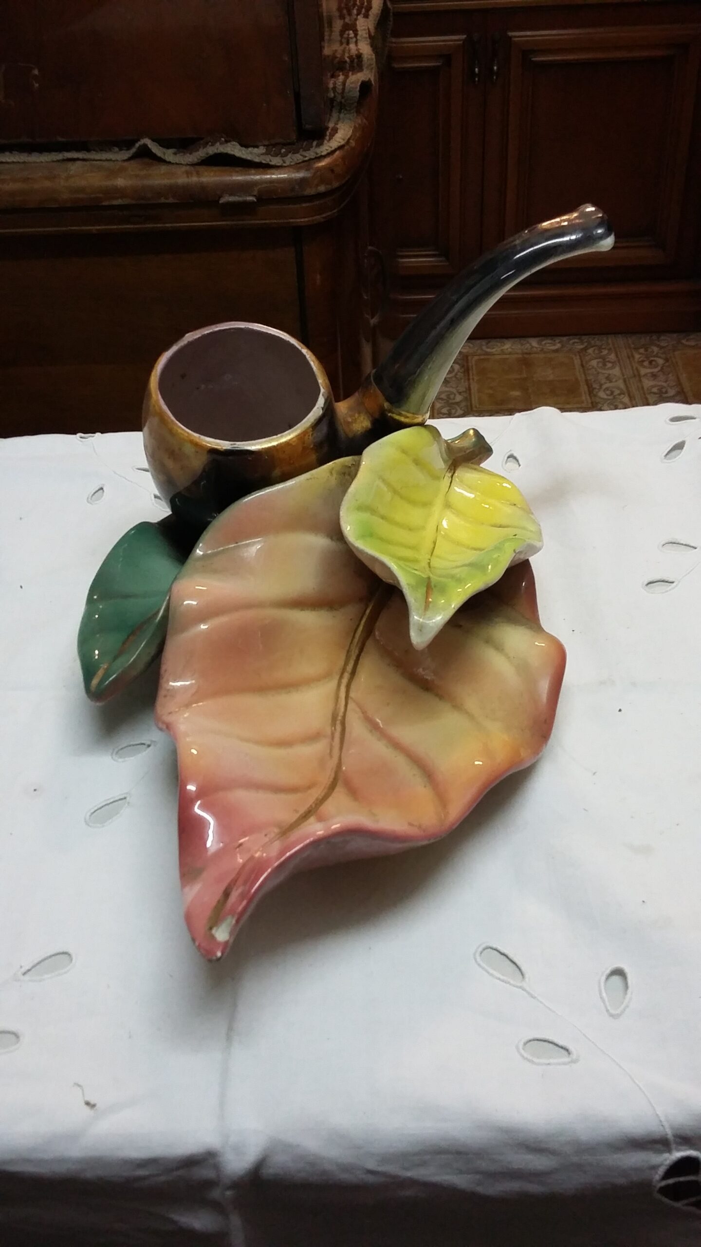Grande pipa su foglie, in ceramica – Vintage