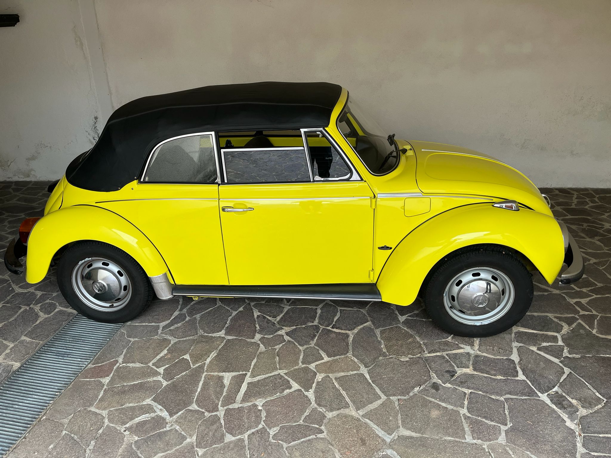 Vendo Maggiolone cabrio.