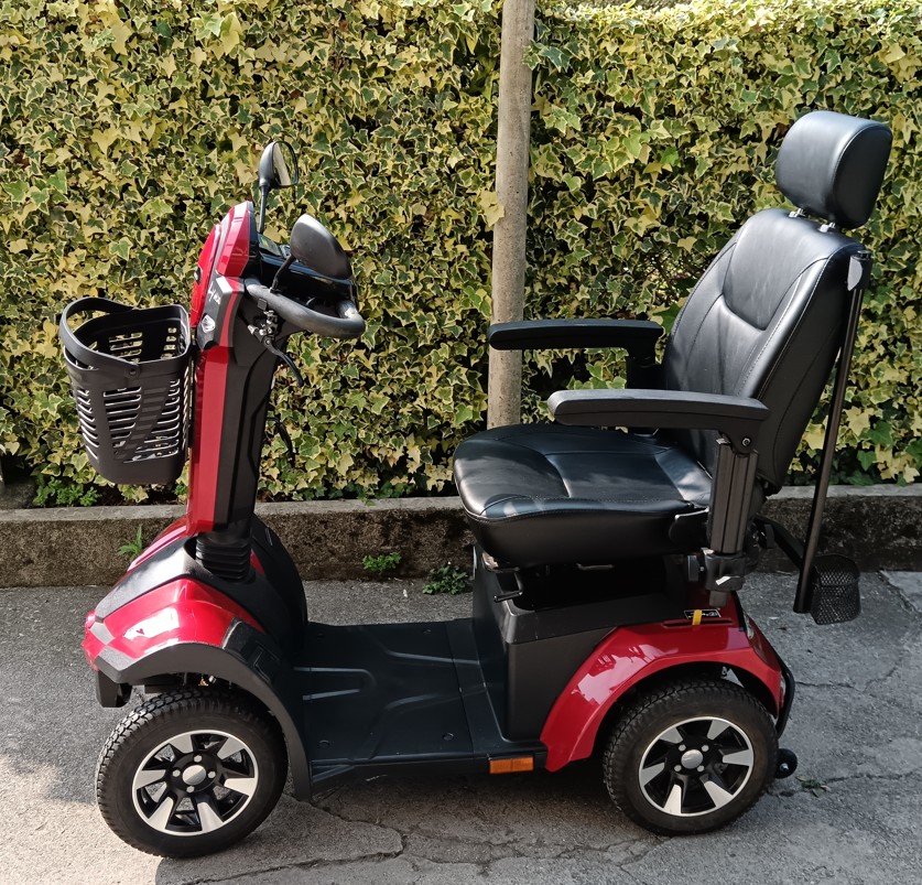 Vendo scooter elettrico di colore rosso per anziani o persone con difficoltà motorie, usato poco