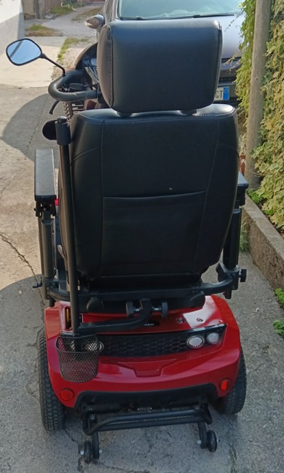 Vendo scooter elettrico di colore rosso per anziani o persone con difficoltà motorie, usato poco