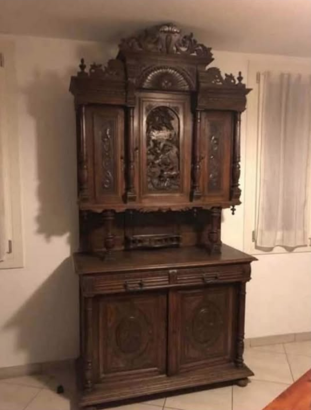 Vendo Antica credenza con scene di caccia al cervo