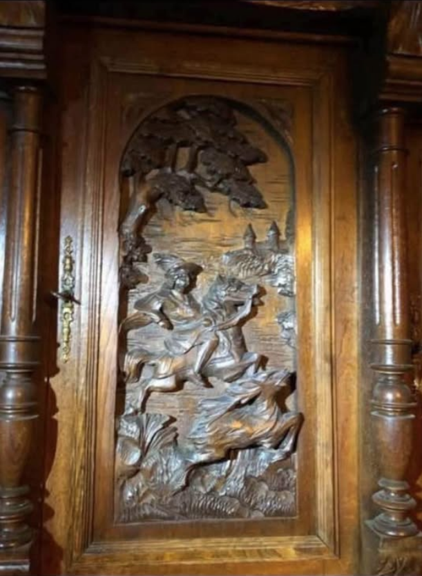 Vendo Antica credenza con scene di caccia al cervo