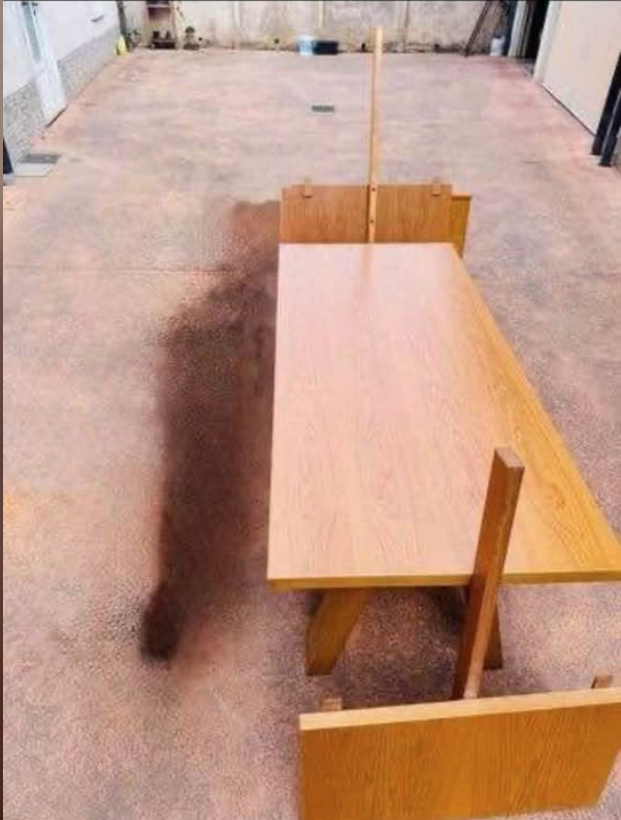 Si vende tavolo in legno massiccio per taverna,Completo di tre sedie e due sgabelli abbinati.