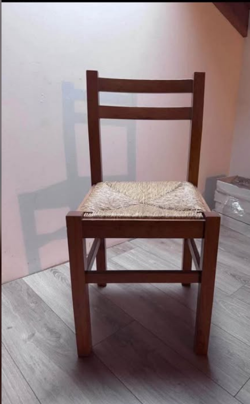 Si vende tavolo in legno massiccio per taverna,Completo di tre sedie e due sgabelli abbinati.