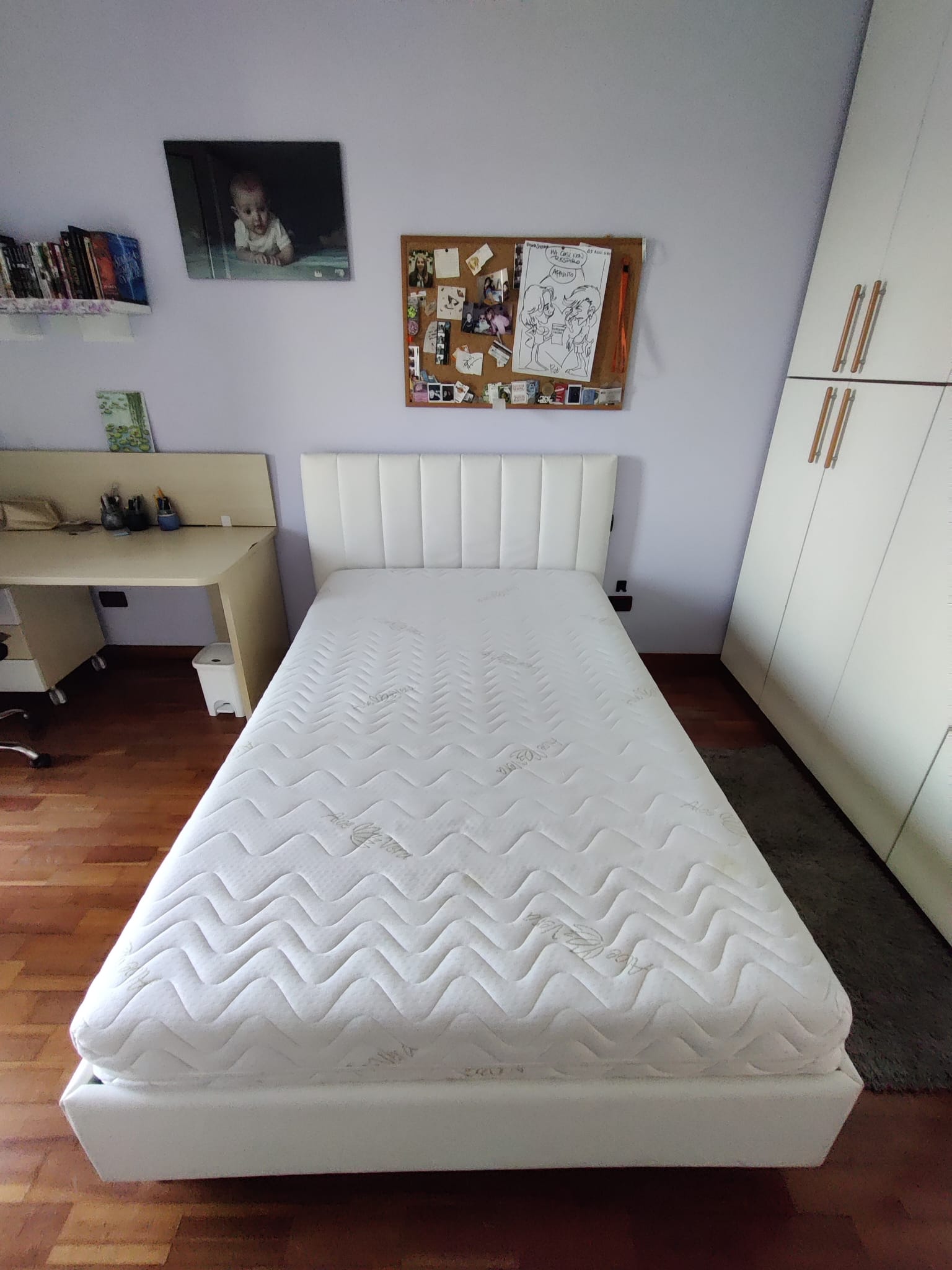 Vendo Letto a una piazza e mezza in ecopelle e mobili camera