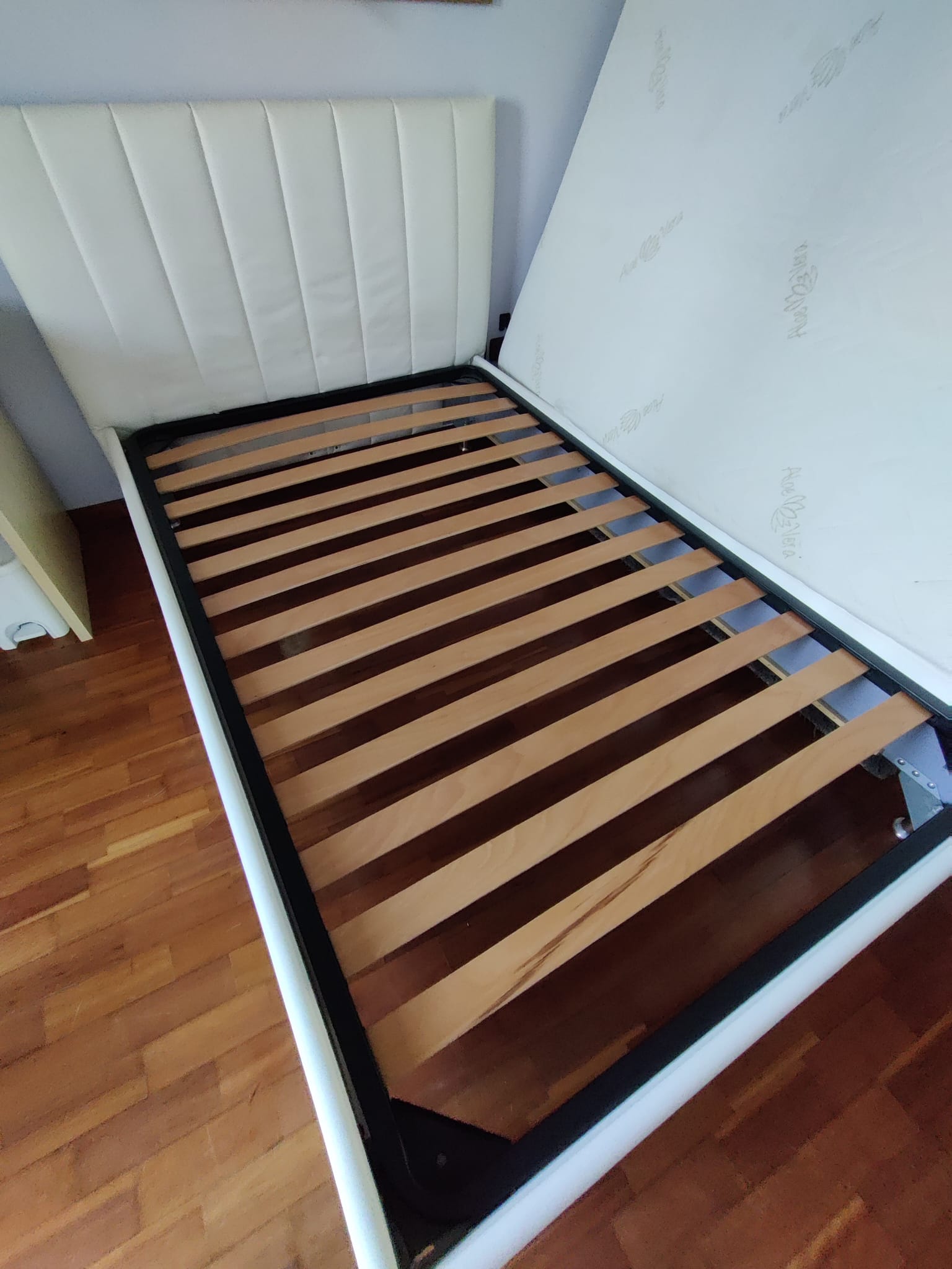 Vendo Letto a una piazza e mezza in ecopelle e mobili camera